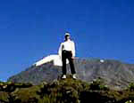 Jean-Christian Michel devant le Kilimandjaro.