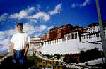  Jean-Christian Michel devant le palais du Potala au tibet.