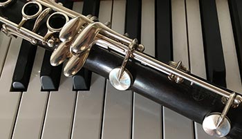 Le do de la clarinette soprano correspond au si bémol  piano