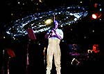 Concert interstellaire devant écran géant Jean-Christian Michel.