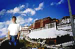  Jean-Christian Michel devant le palais du Potala au tibet.