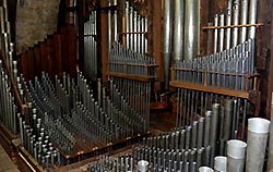 Tuyaux d'orgue, vue sur le sommier 